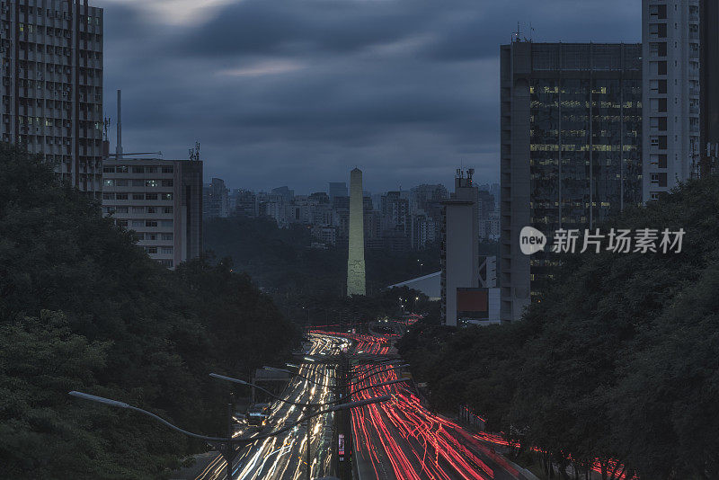 5月23日黄昏在São Paulo巴西和显示在Ibirapuera公园的方尖碑